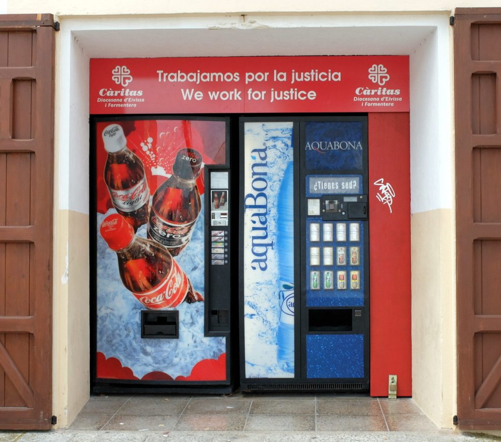 el-oximoron-coca-cola-caritas