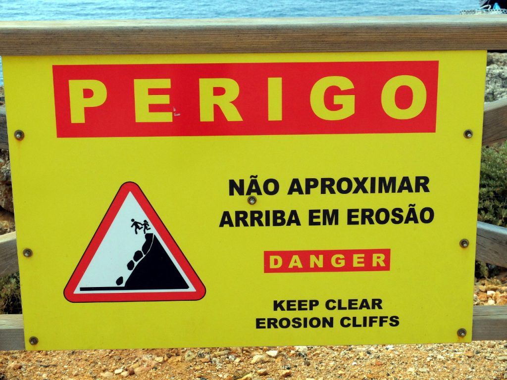perigo-arriba-em-erosao-peligro-acantilado-en-erosion.jpg