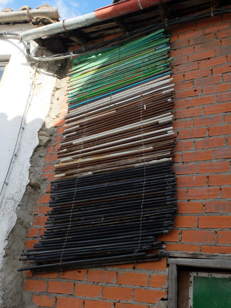 reciclaje-de-palos-de-escoba-en-persiana