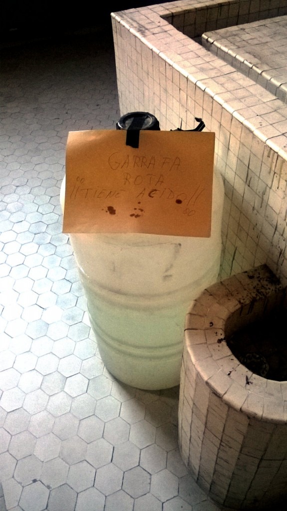 Garrafa de ácido rota