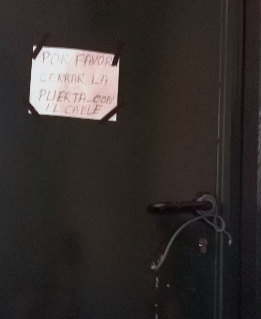 Por favor cerrar la puerta con el cable