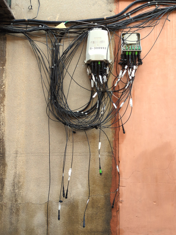 Manojo de cables al alcance de la mano